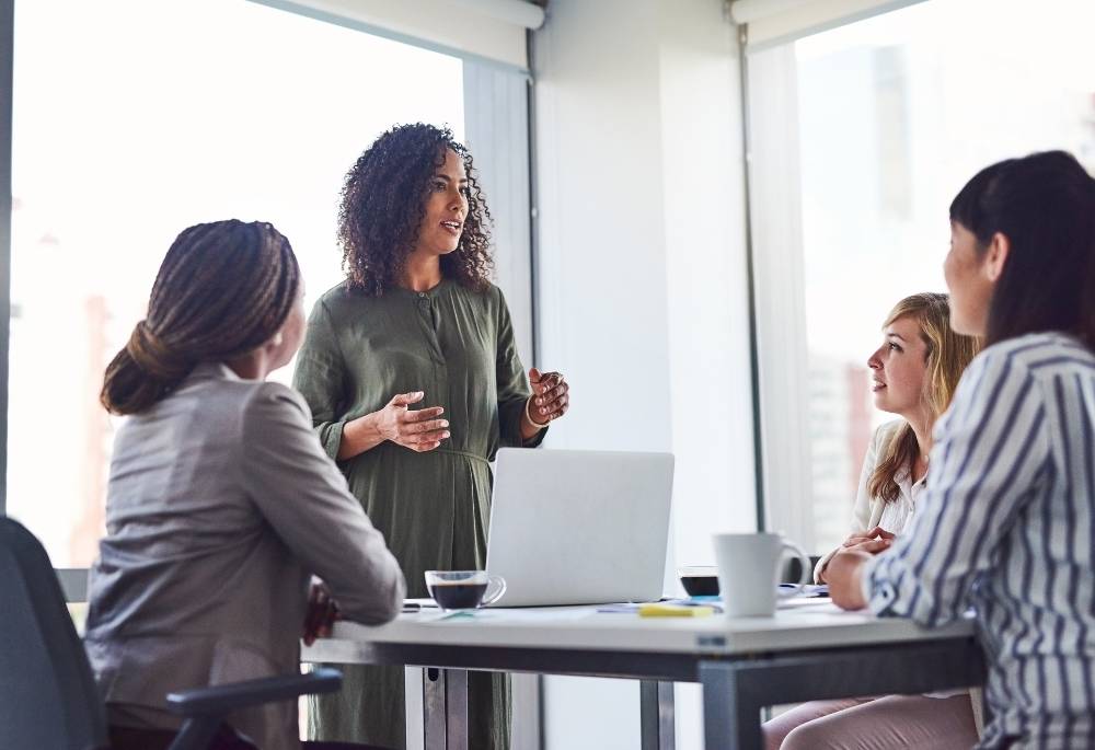 Gestão de equipes: como integrar colaboradores temporários e efetivos sem perder produtividade